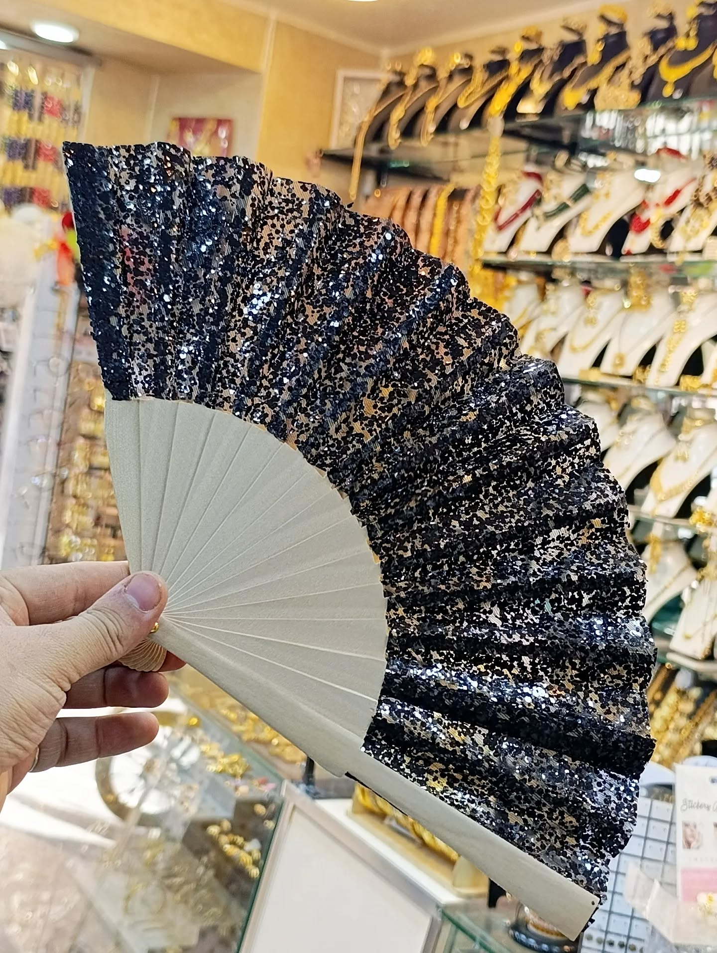 مروحة الدانتيل الخشبية